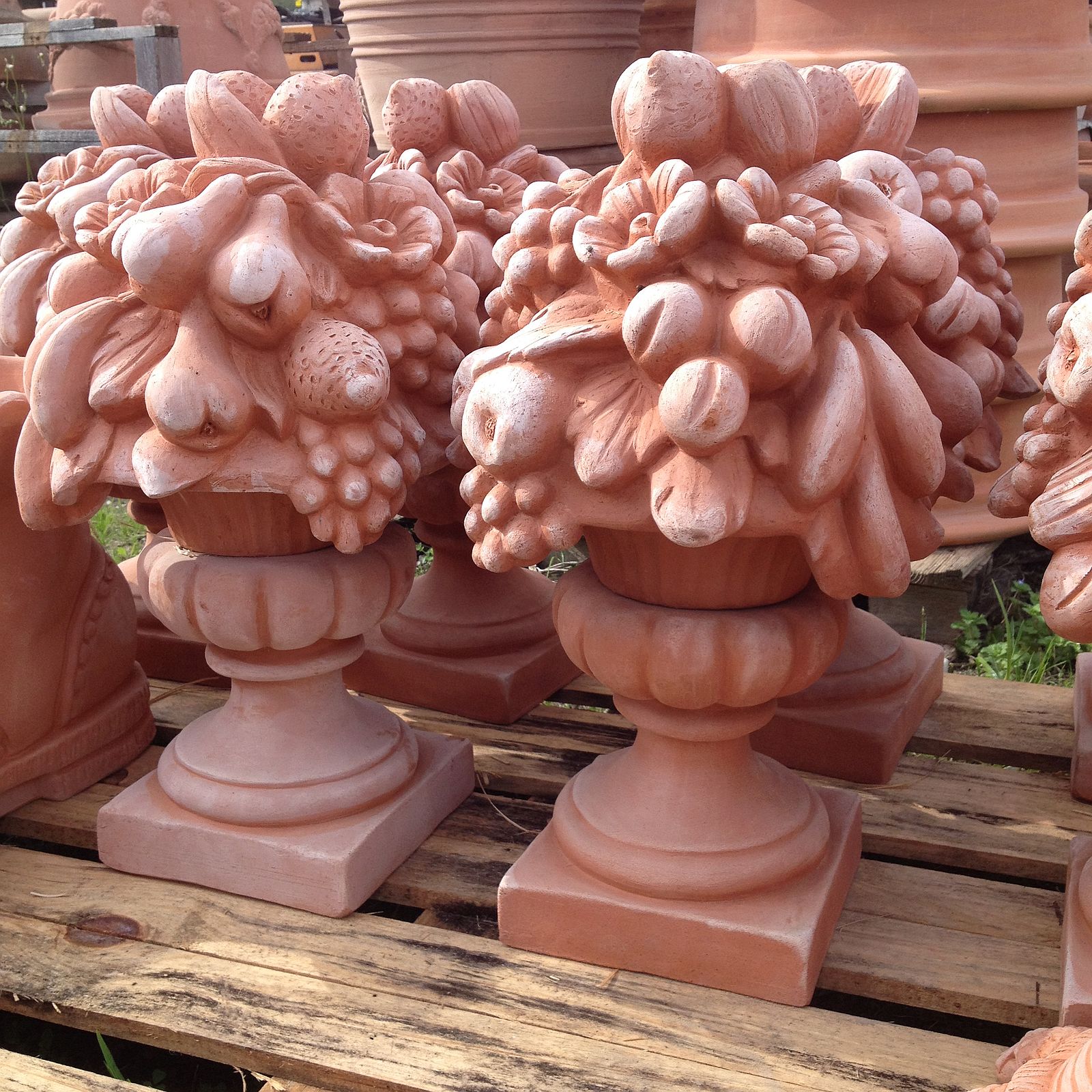 n° 1 CESTO TRIONFO DI FRUTTA IN TERRACOTTA CM. 60